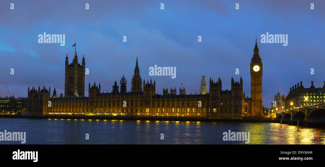 Il palazzo del parlamento con il Big Ben panorama di Londra di notte Foto Stock