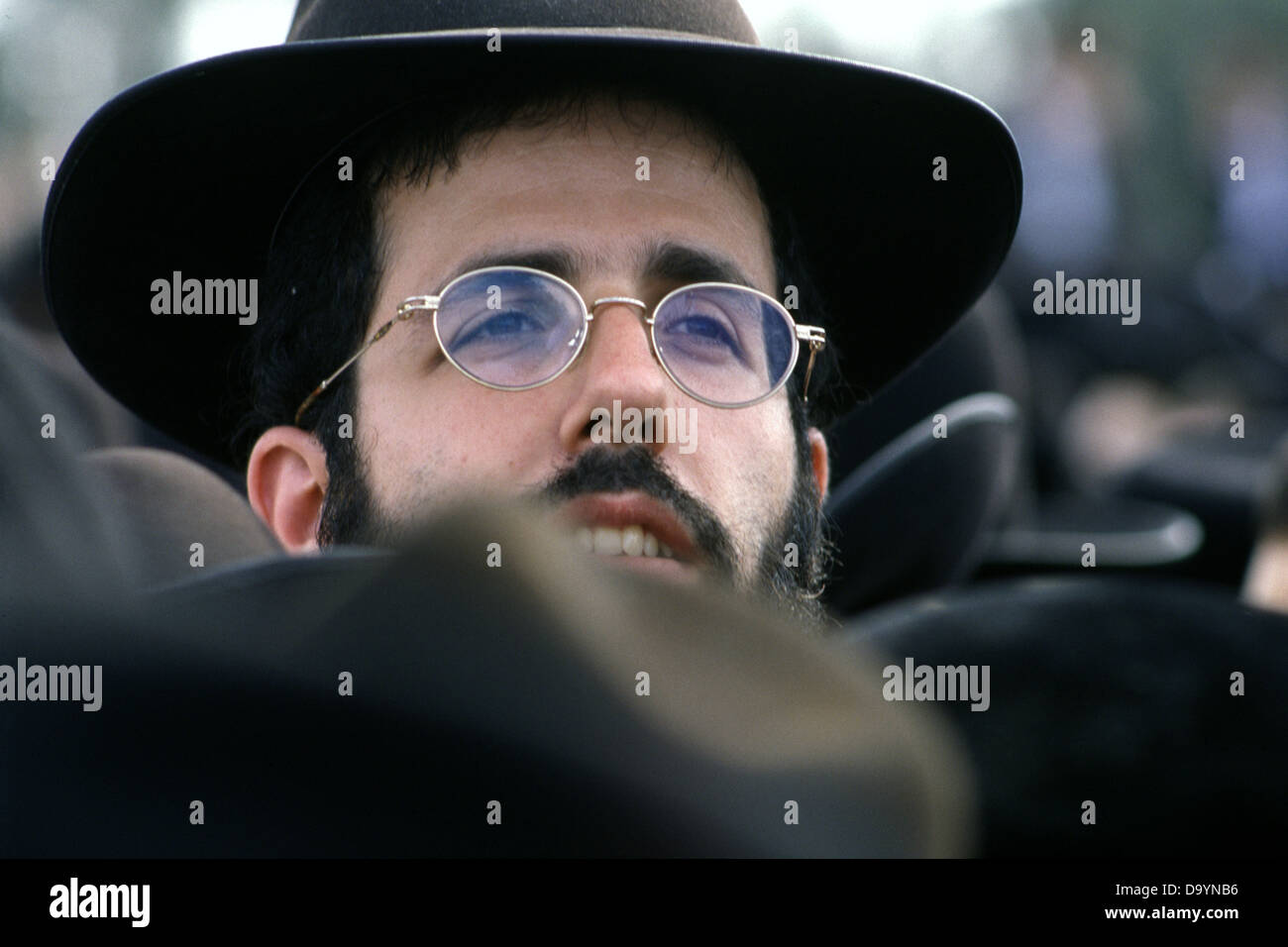 Un ebreo ultra ortodosso nella città di Bnei Brak o bene Beraq un centro del giudaismo di Haredi in Israele Foto Stock