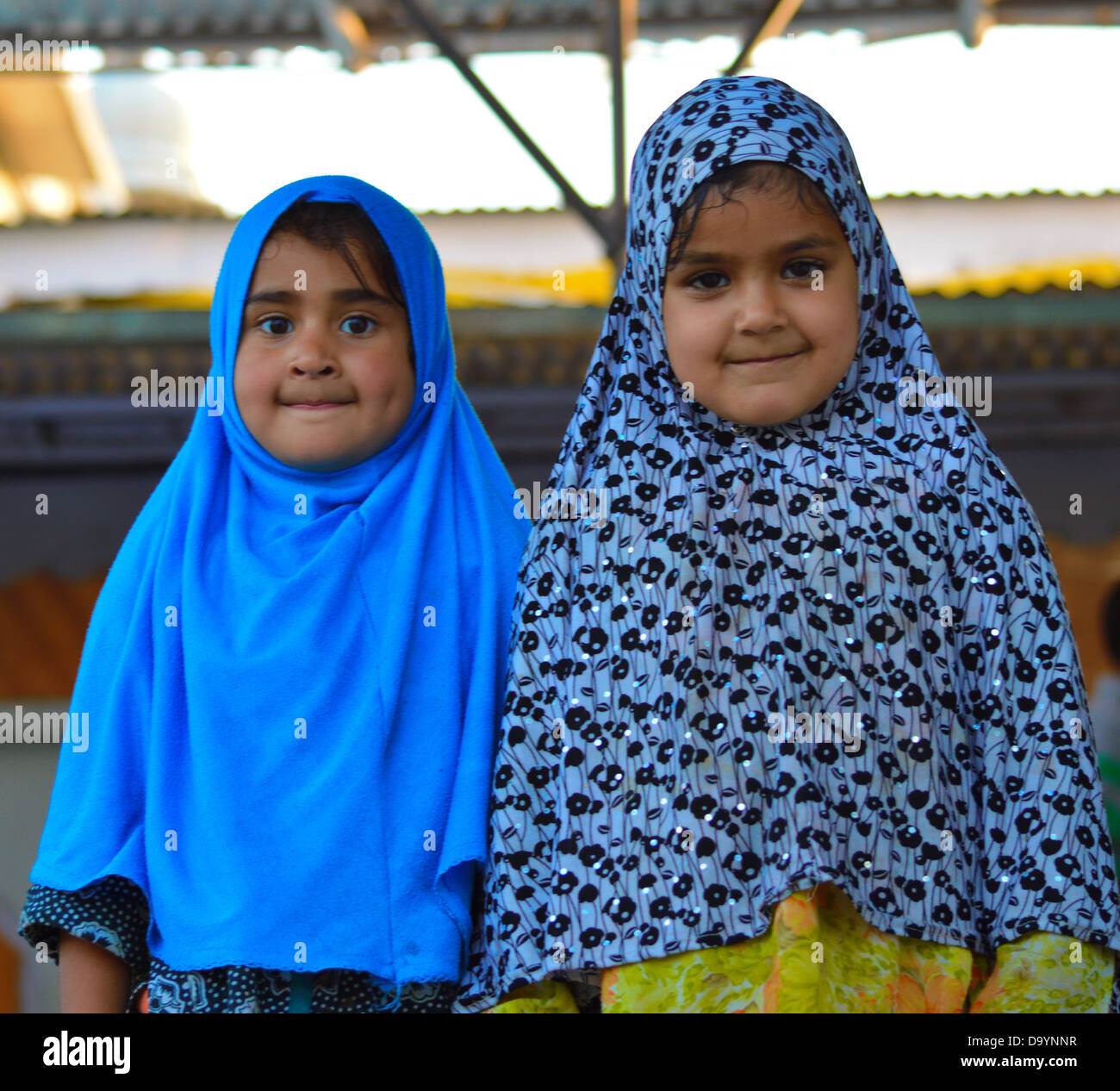 Il hijab, velo, sciarpa, musulmani islam, gemelli, indiano, Kashmir, bambine, ragazzi, India Foto Stock