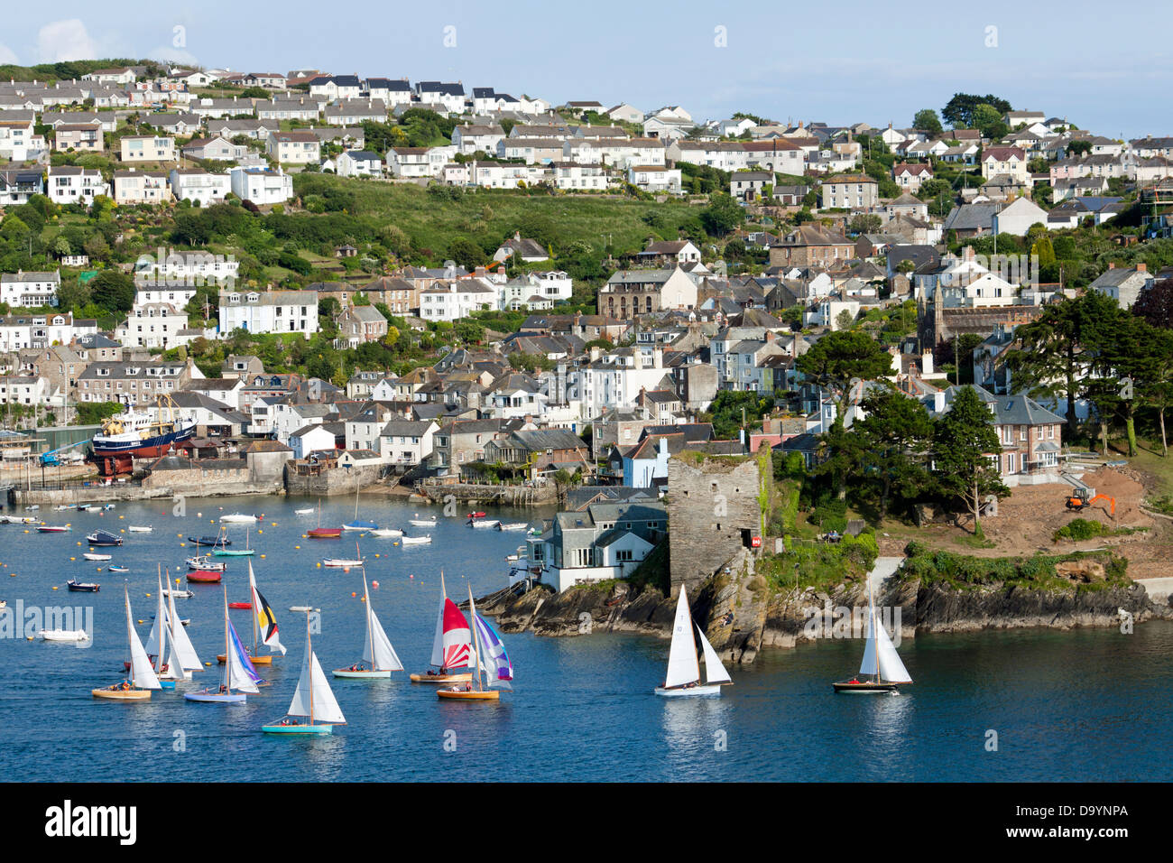 Una flottiglia di yacht a vela da Polruan sull'estuario di Fowey in Cornovaglia Foto Stock