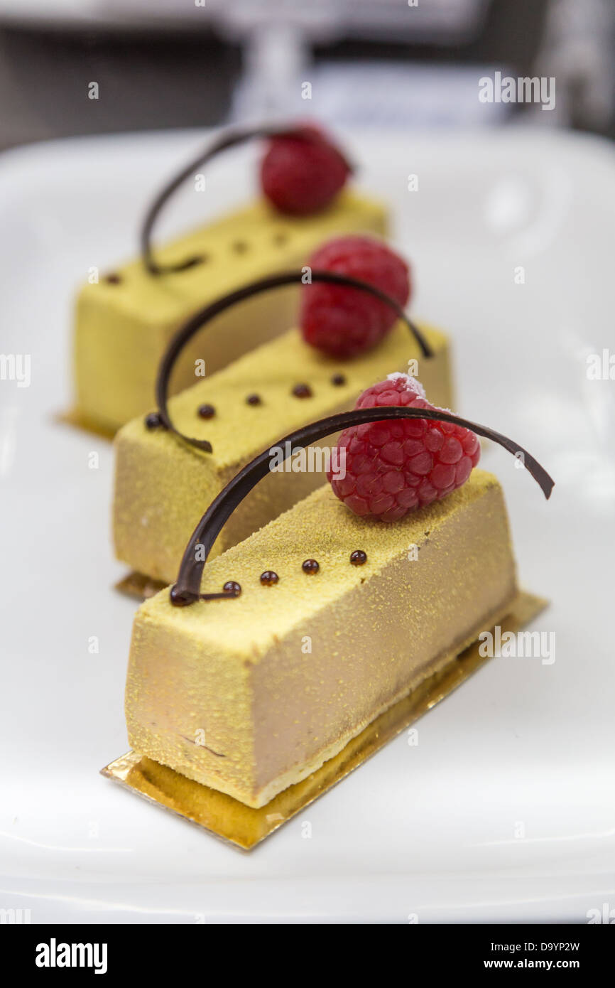 Pastrys fresco con cioccolato e lamponi in show-finestra Foto Stock