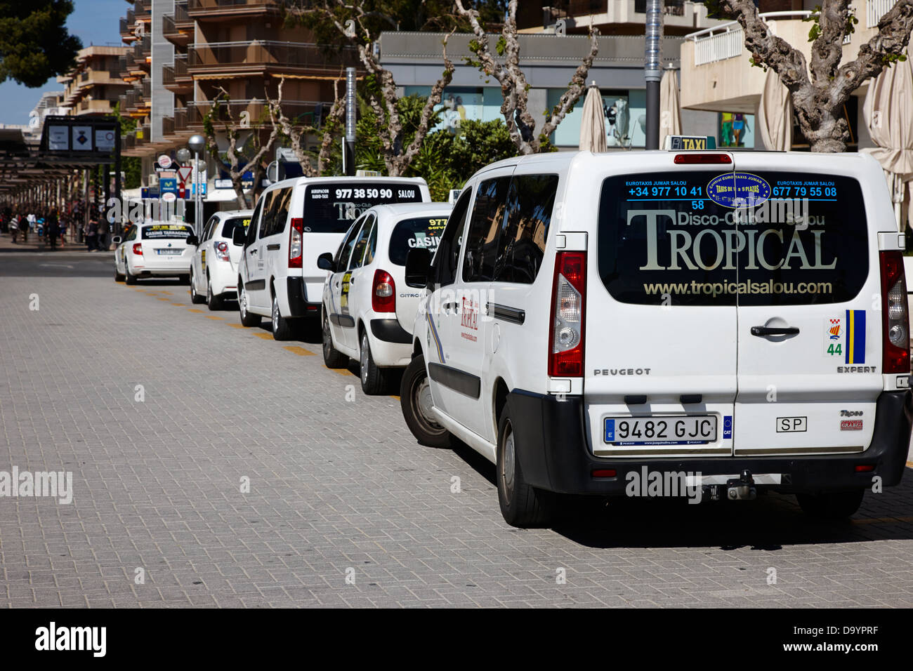 Fila di taxi bianco in attesa in Salou Catalogna SPAGNA Foto Stock