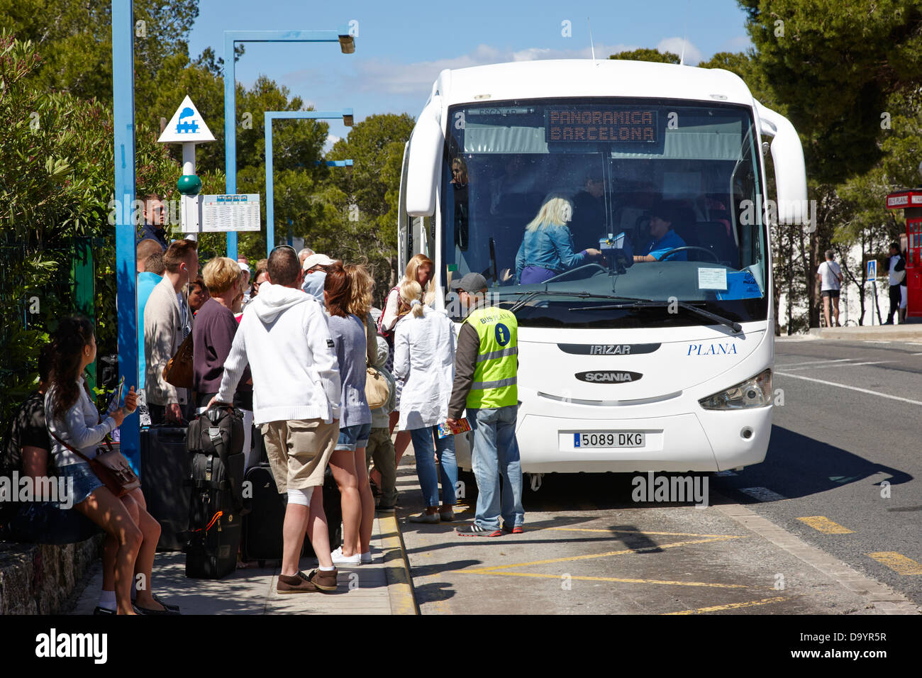 Coda di turisti per il viaggio in pullman e trasporto in aeroporto salou Catalogna SPAGNA Foto Stock