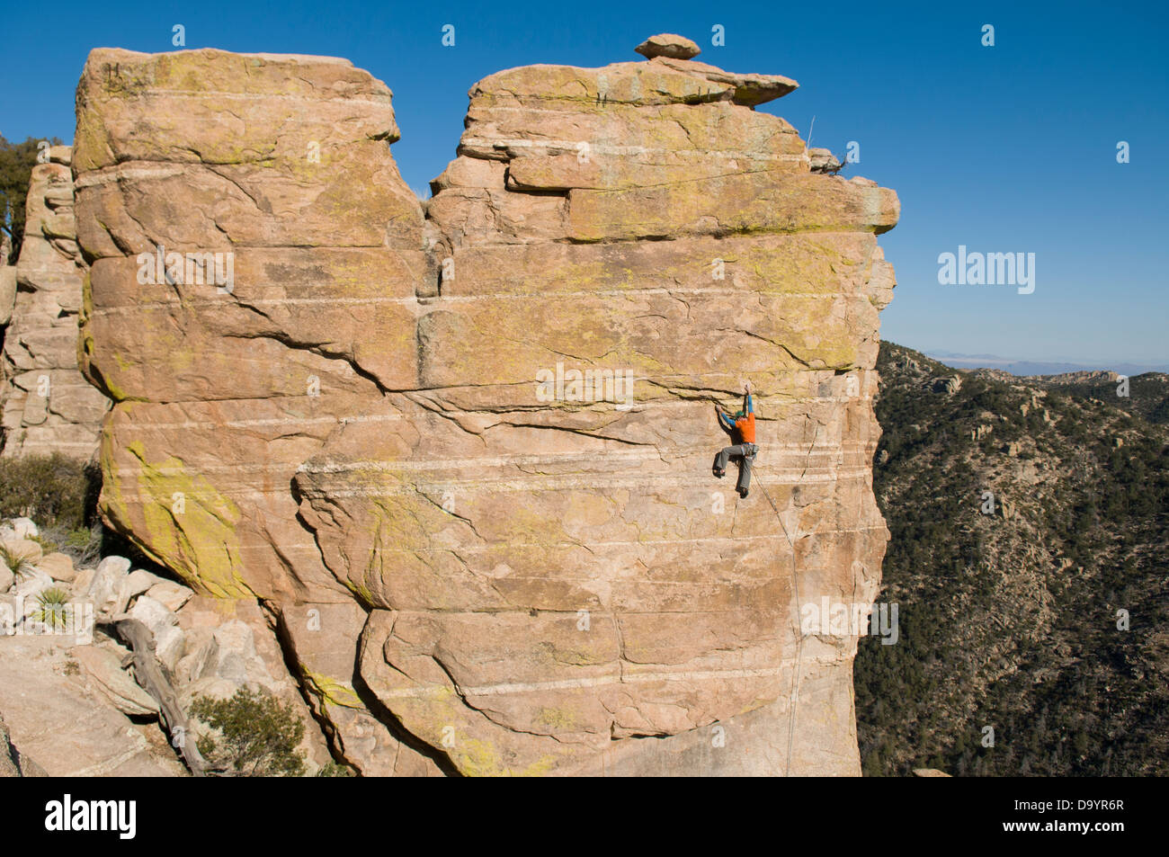 Un uomo di arrampicata su roccia a Mount Lemmon autostrada, Foresta Nazionale di Coronado, Tucson, Arizona. Foto Stock