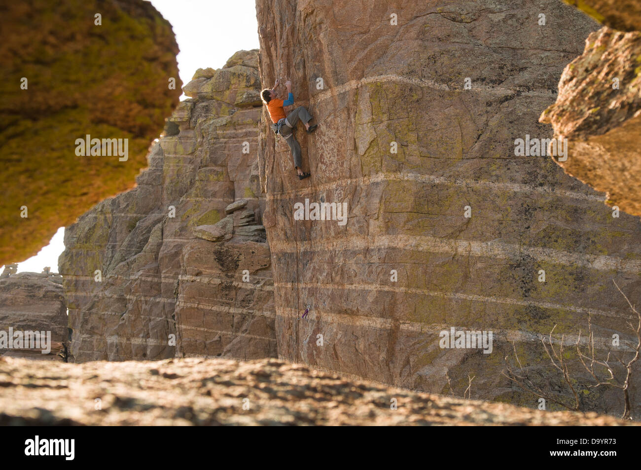 Un uomo di arrampicata su roccia a Mount Lemmon autostrada, Foresta Nazionale di Coronado, Tucson, Arizona. Foto Stock