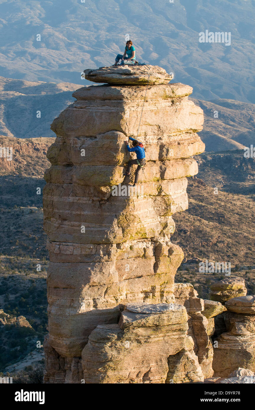 Arrampicatori ascendente guglia di granito a Mount Lemmon autostrada, Foresta Nazionale di Coronado, Tucson, Arizona. Foto Stock