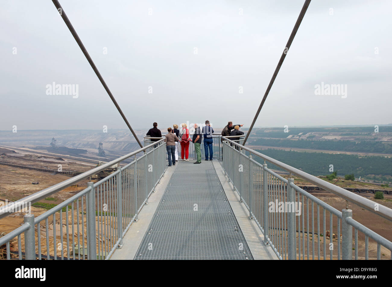 Visualizzazione pubblico 'skywalk' in corrispondenza di una superficie-mine in Germania. Foto Stock