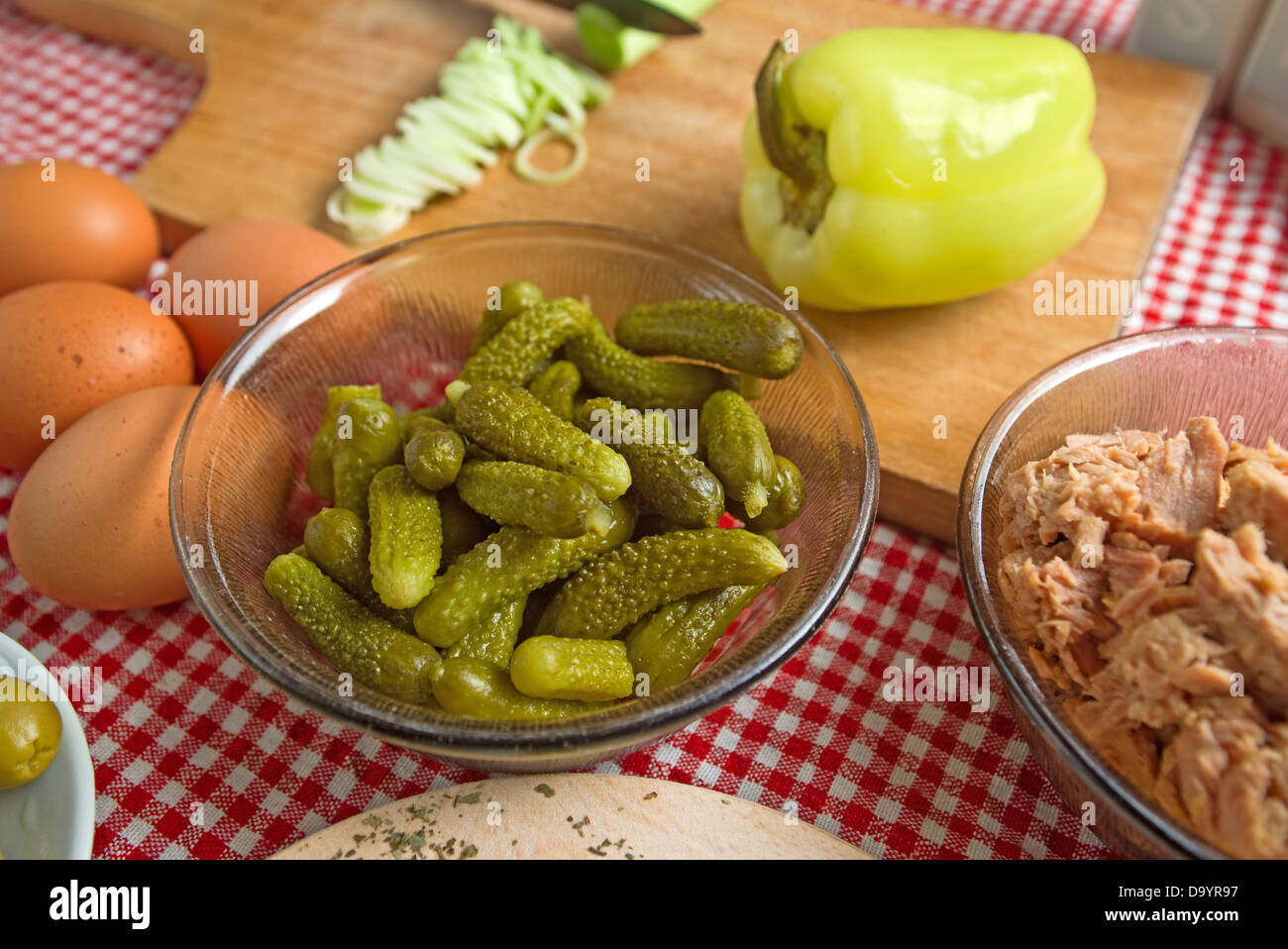 Pickles. Cetrioli sottaceto nel piatto e con altri ingredienti alimentari su un tavolo. Foto Stock