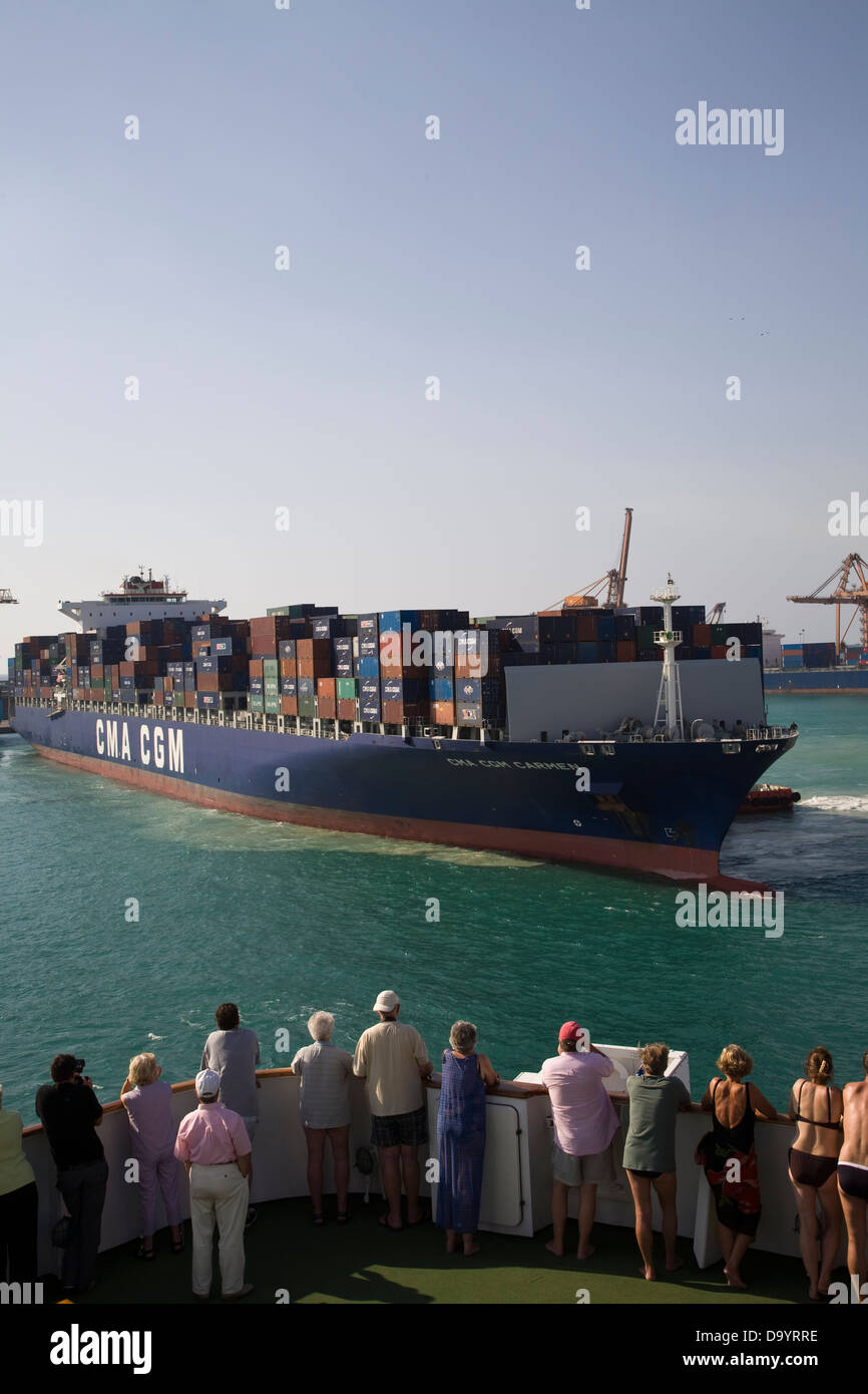 I passeggeri a bordo della lussuosa nave da crociera MS Deutschland osservare le attività svolte nel trafficato porto di Jeddah, Arabia Saudita. Foto Stock