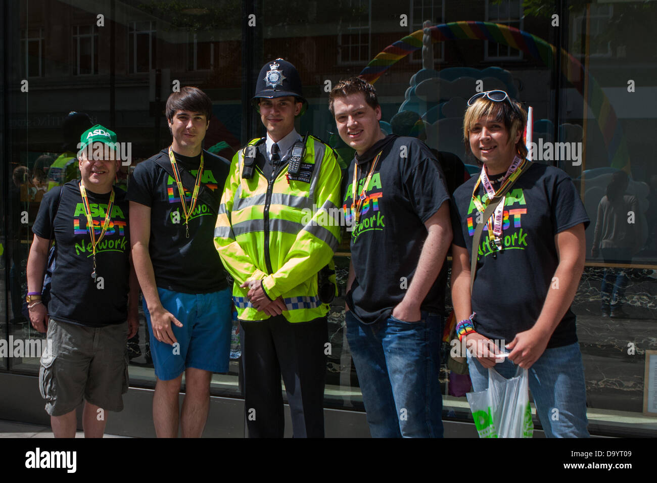 Londra, Regno Unito. Il 29 giugno 2013. Funzionario di polizia pone con Asda team durante i preparativi per l'annuale London Pride Parade svolge in Baker Street London, 29 giugno 2013, Londra Credito: martyn wheatley/Alamy Live News Foto Stock