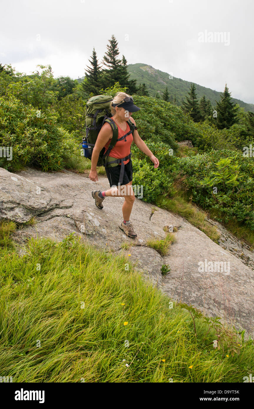 Una donna trekking lungo la dorsale erbosa sperone Trail, Stefano Highlands, Bakersville, North Carolina. Foto Stock