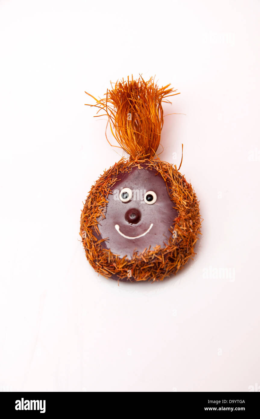 Sorridente magnete di noce di cocco per appendere sul frigorifero da casa Foto Stock