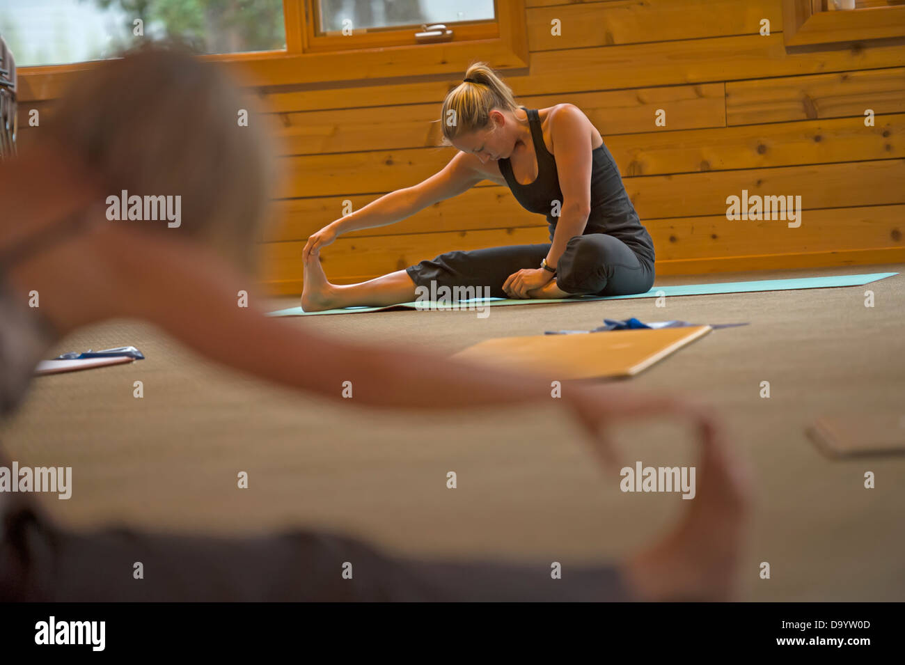 Lo Yoga instuctor e studente warm up. Foto Stock