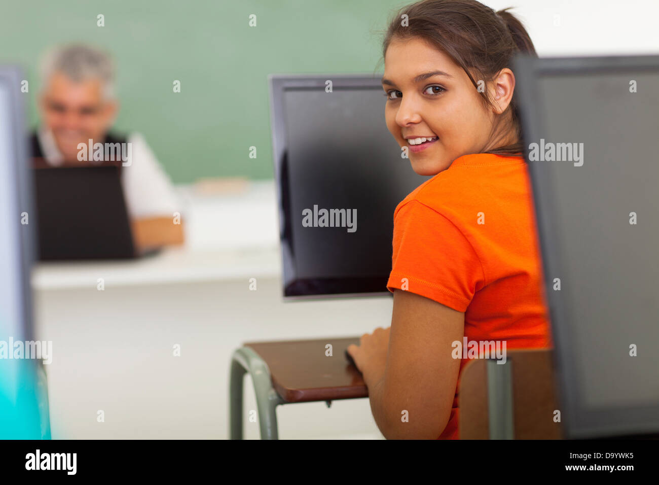 Bella high school girl computer di apprendimento a scuola Foto Stock