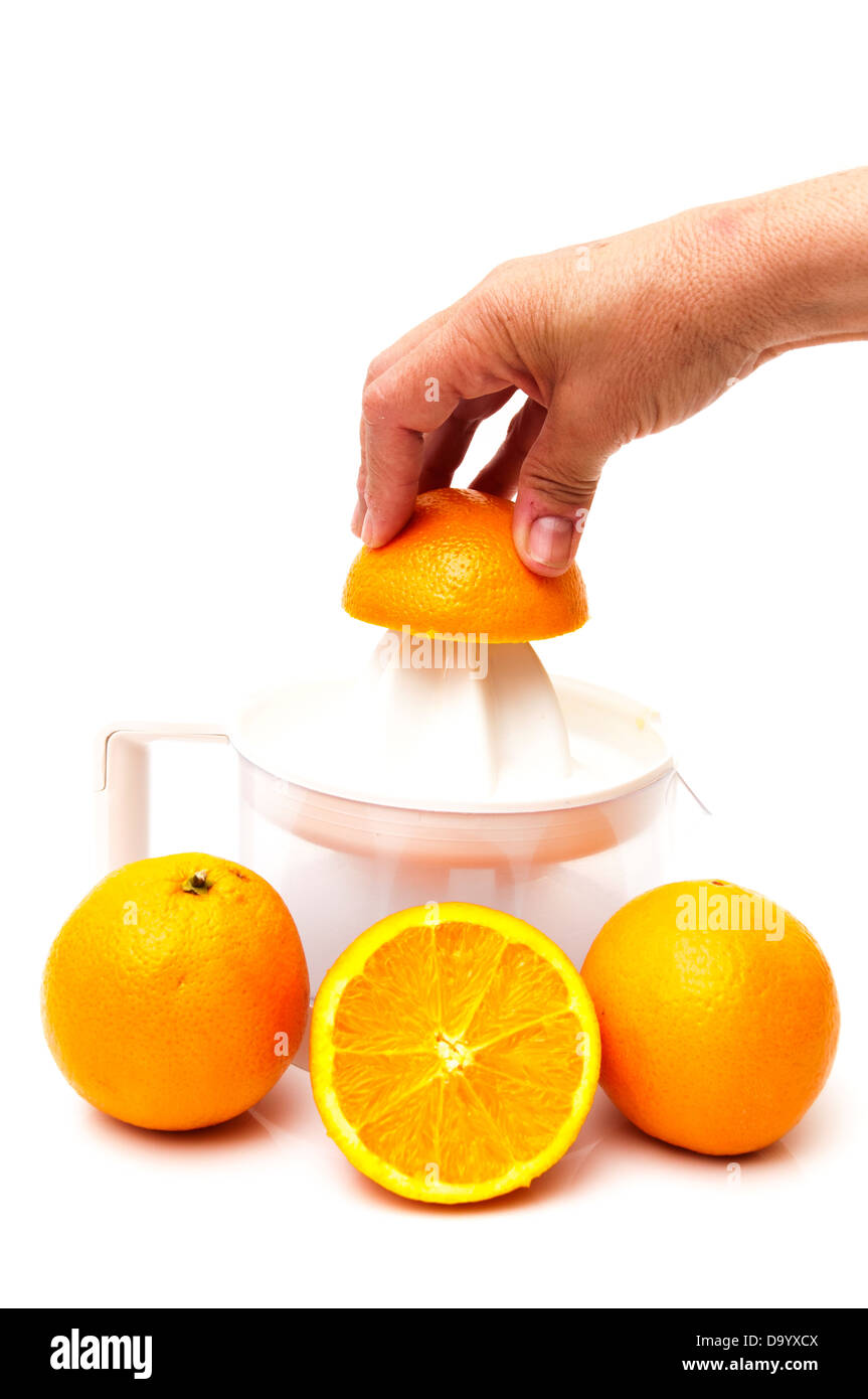Spremiagrumi con arance su sfondo bianco Foto Stock