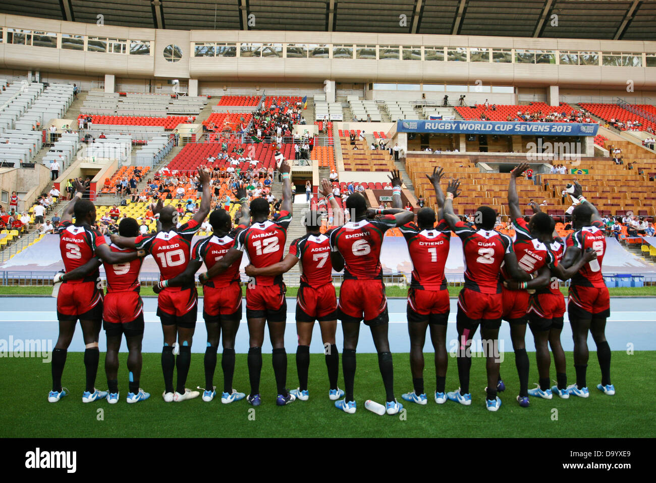 Mosca, Russia. Il 29 giugno 2013. Il team keniano riconoscere i loro fan dopo il loro match contro Samoa durante la Coppa del Mondo di Rugby 7s a Luzniki Stadium di Mosca, Russia. Il Kenya ha vinto la partita 17 - 12. Credito: Elsie Kibue / Alamy Live News Foto Stock