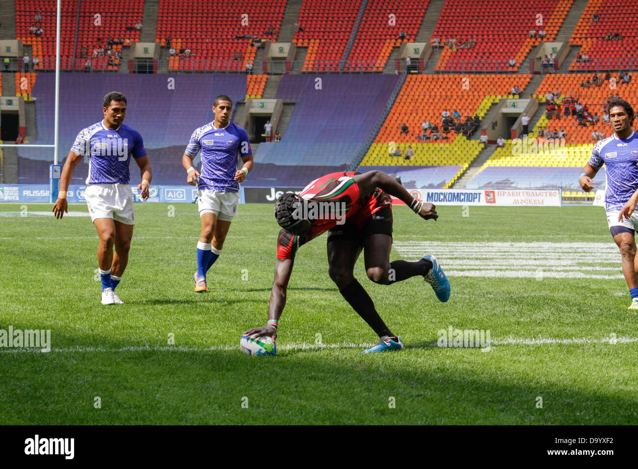 Mosca, Russia. Il 29 giugno 2013. Humphrey Kayange del Kenya punteggi a provare come Reupena Levasa (l), Ken Pisi (c) e l'Afa Aiono (r) di Samoa guarda su durante la Coppa del Mondo di Rugby 7s a Luzniki Stadium di Mosca, Russia. Il Kenya è andato a vincere la partita 17 - 12. Credito: Elsie Kibue / Alamy Live News Foto Stock