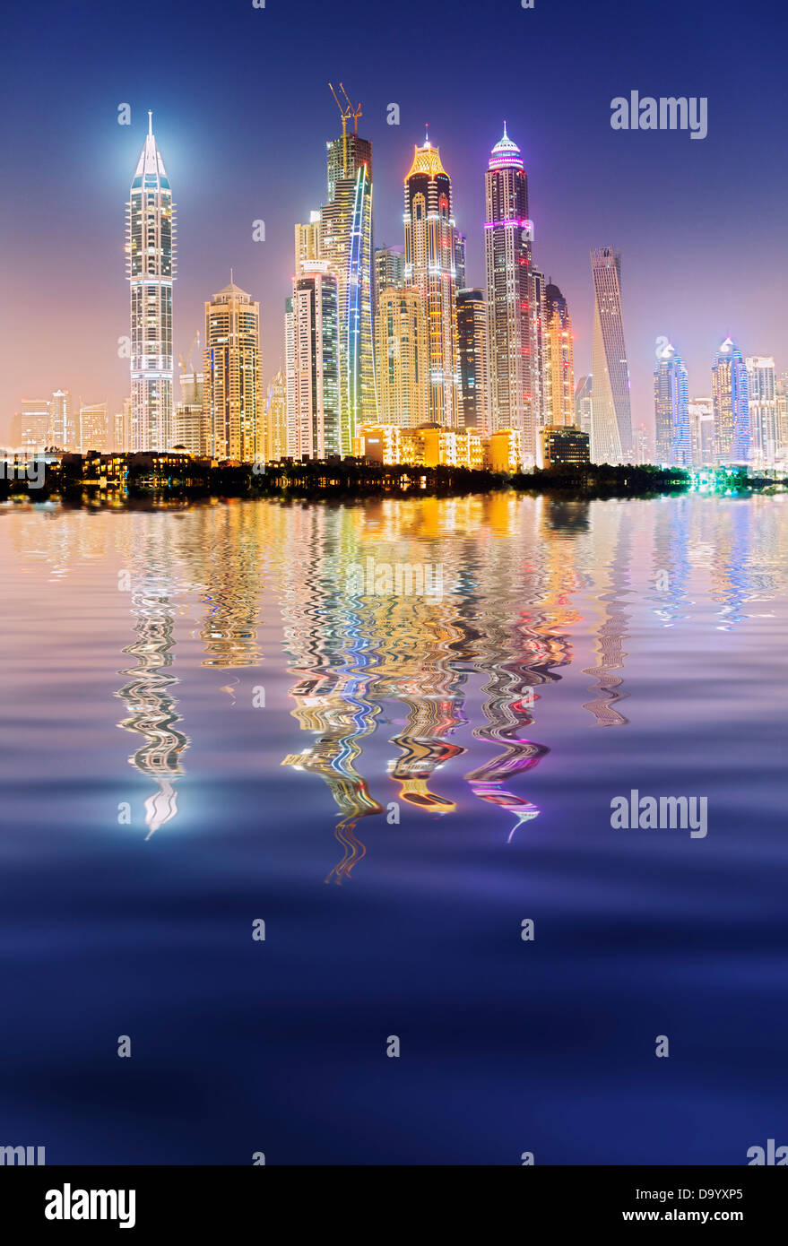 Sera vista sullo skyline di grattacieli in Marina District di Dubai Emirati Arabi Uniti Foto Stock