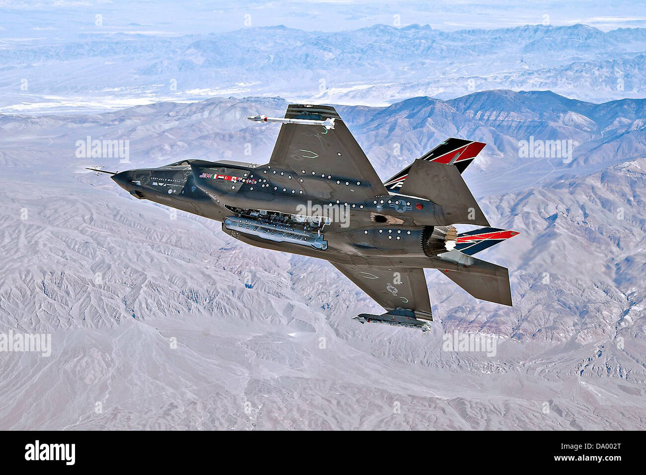 Il 412th test Wing di Edwards AFB conduce test operativi e valutazioni di velivoli avanzati come l'F-35 Lightning II. Lo stormo gioca un ruolo vitale nel garantire che le capacità dell'aereo soddisfino gli standard militari per la prontezza al combattimento. Foto Stock