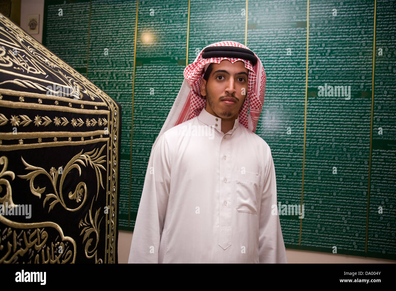 Arabia uomini generalmente indossare un velo chiamato ghutra e un pavimento-lunghezza camicia-dress noto come un thobe, Gidda, Arabia Saudita. Foto Stock