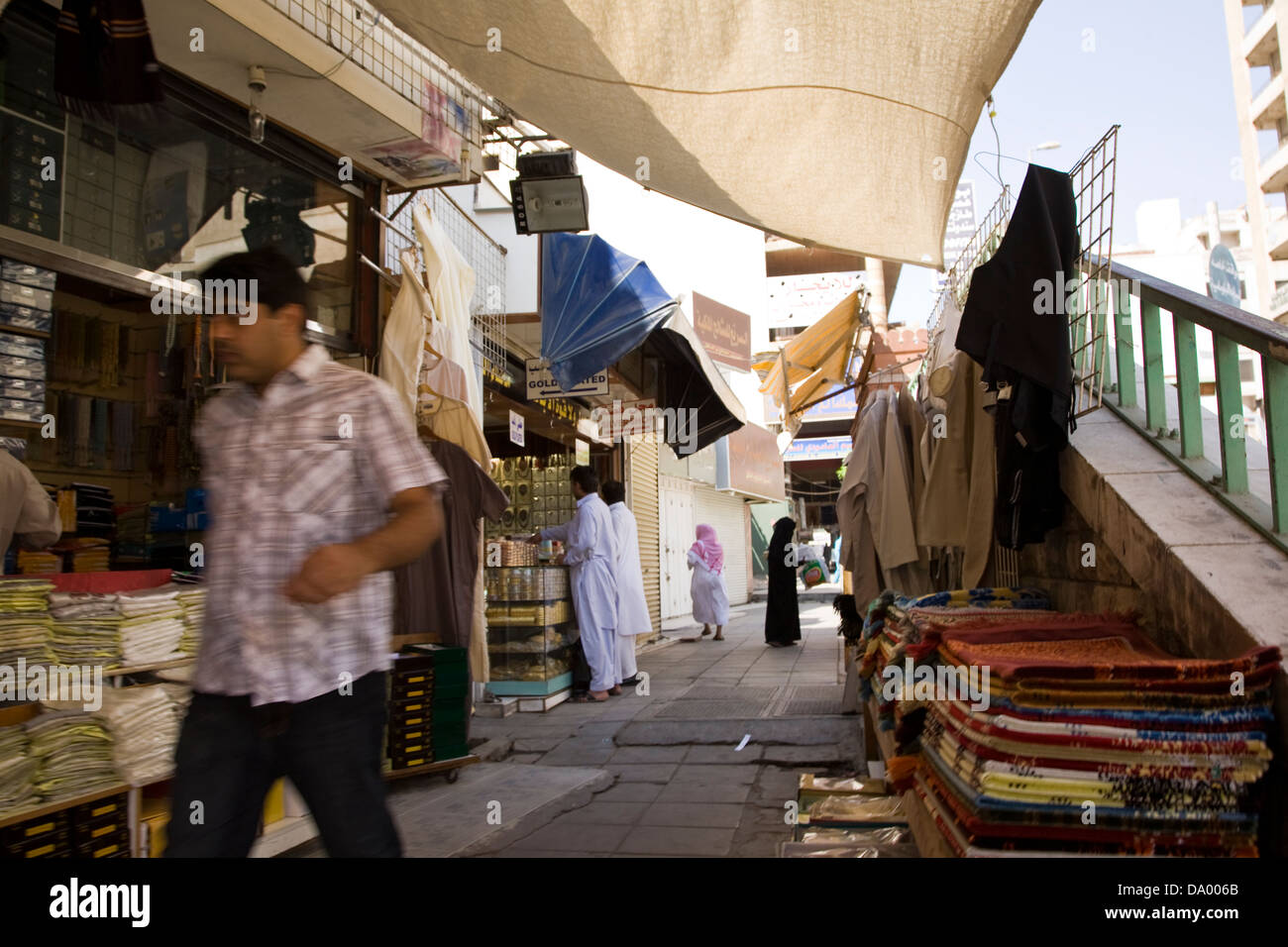 Store display, Souq al-Alawi nella vecchia Jeddah (Al-Balad), Gidda, Arabia Saudita. Foto Stock