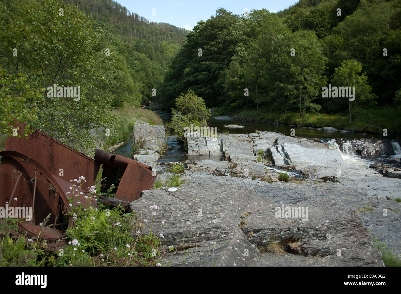 Seguendo il corso del fiume Rheidol come esso fluisce oltre le miniere e attraverso la gloriosa Ceredigion campagna a Aberystwyth. Foto Stock