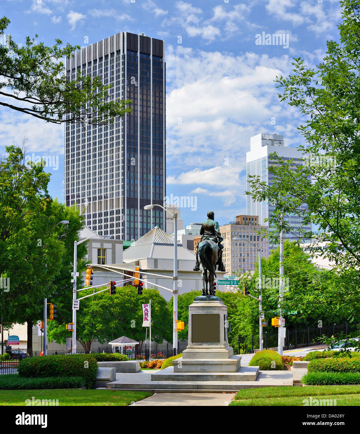 Downtown Atlanta paesaggio urbano di John Brown Gordon statua equestre al Georgia State Capitol. Foto Stock