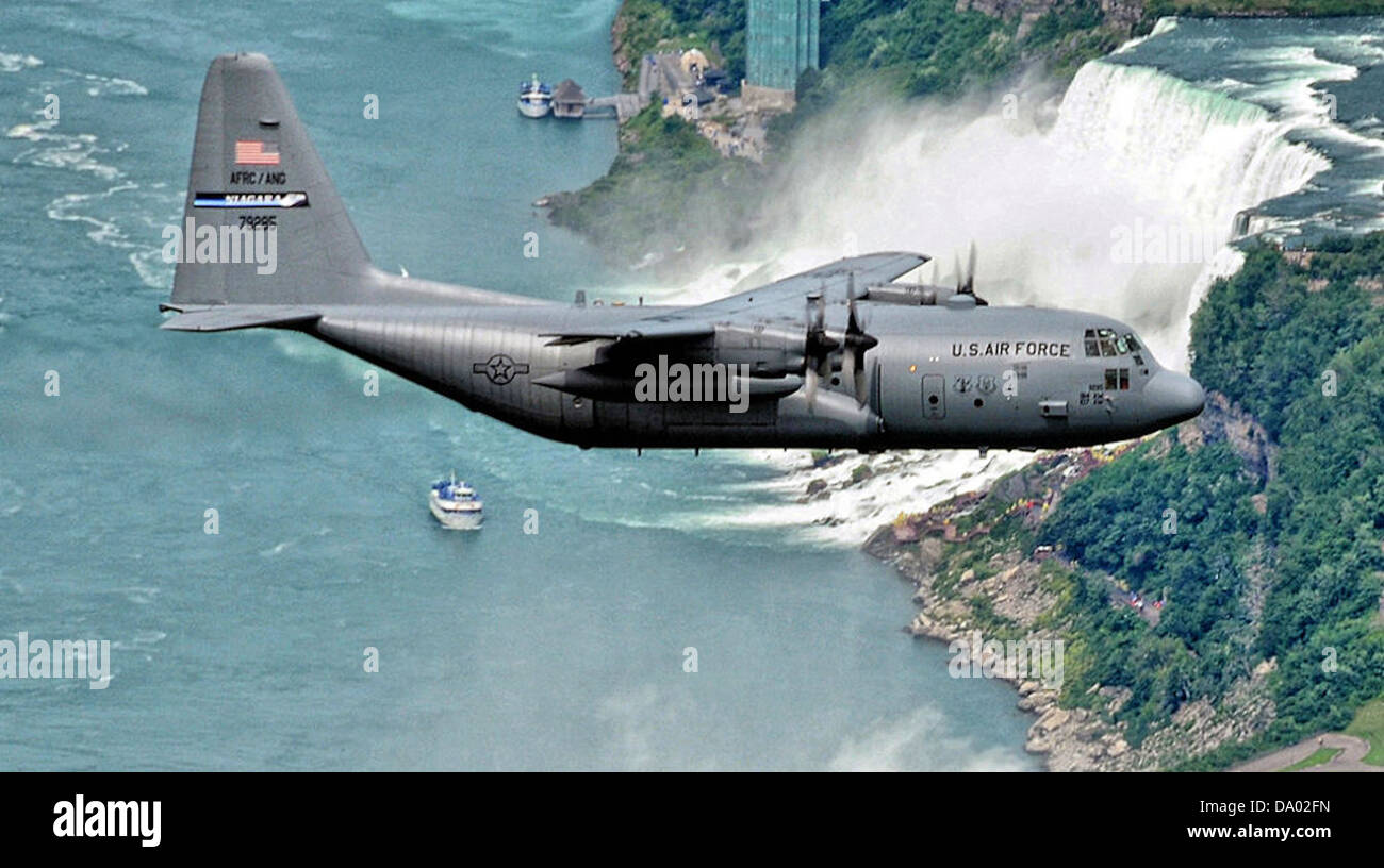 Il 136th Airlift Squadron gestisce il Lockheed C-130H Hercules 87-9285, un versatile aereo da trasporto militare. Il C-130H è utilizzato per missioni di trasporto aereo, compreso il trasporto di truppe, merci e operazioni umanitarie. Foto Stock