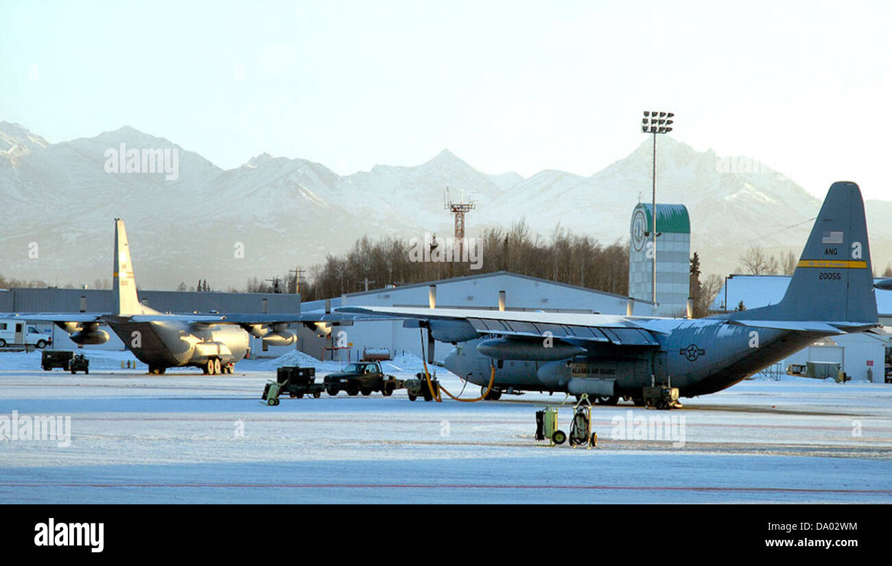 Il 144th Airlift Squadron gestisce il Lockheed C-130H-LM Hercules, un versatile aereo da trasporto militare, in grado di trasportare carichi pesanti e di eseguire missioni di trasporto aereo a livello globale. Il C-130 è un componente chiave nella mobilità aerea e nelle operazioni tattiche per la U.S. Air Force. Foto Stock