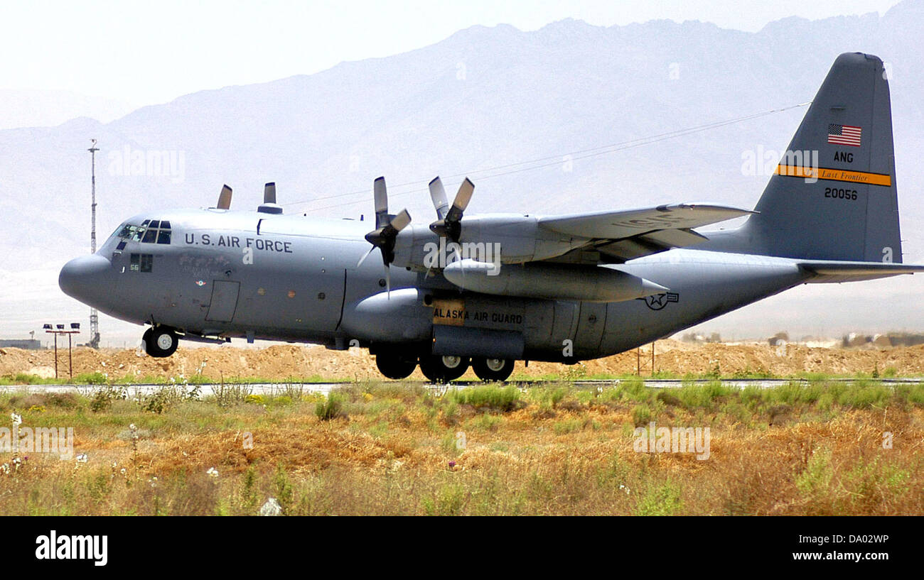 Il 144th Airlift Squadron gestisce il Lockheed C-130H-LM Hercules (numero di serie 82-0056), un versatile aereo da trasporto utilizzato per il trasporto aereo militare, le missioni umanitarie e le operazioni tattiche. Foto Stock