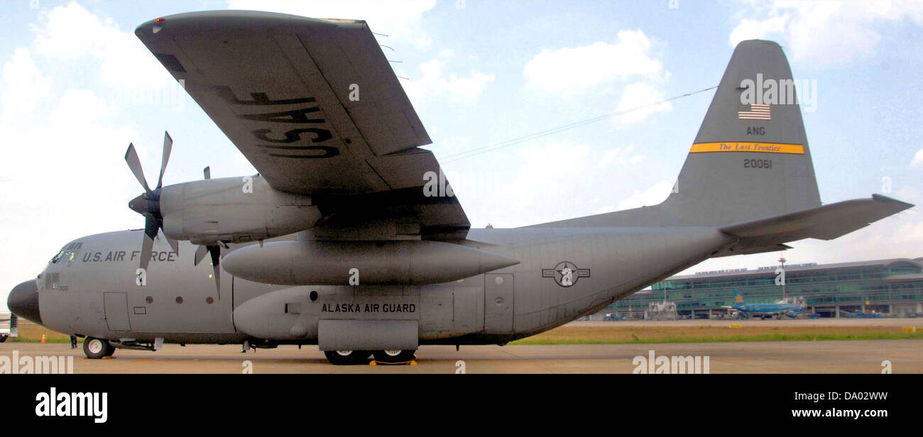 Il 144th Airlift Squadron gestisce il Lockheed C-130H-LM Hercules, un versatile velivolo cargo utilizzato per le missioni di trasporto aereo. Il C-130H-LM è noto per la sua capacità di trasportare carichi pesanti, condurre il trasporto di truppe e fornire aiuti umanitari, sostenendo operazioni militari e civili. Foto Stock