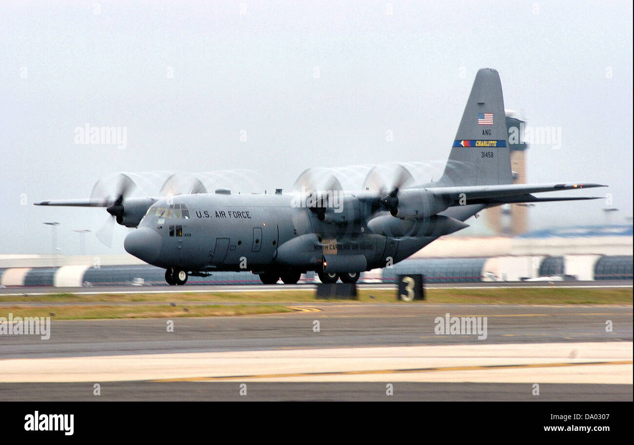 Il 156th Airlift Squadron gestisce il Lockheed C-130H Hercules, un versatile aereo da trasporto. Il C-130H è utilizzato per una varietà di ruoli, tra cui il trasporto aereo, il lancio aereo e le operazioni tattiche, a supporto di missioni militari e umanitarie. Foto Stock