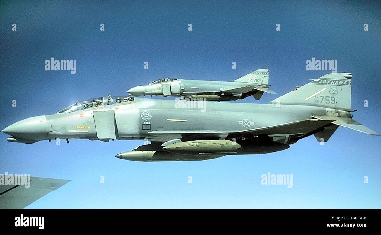 Il 184th Tactical Fighter Group ha volato una formazione di due F-4D Phantom II, mostrando le loro capacità nelle operazioni di caccia tattico. L'F-4D Phantom II era un velivolo versatile utilizzato per missioni aria-aria e aria-terra. Foto Stock