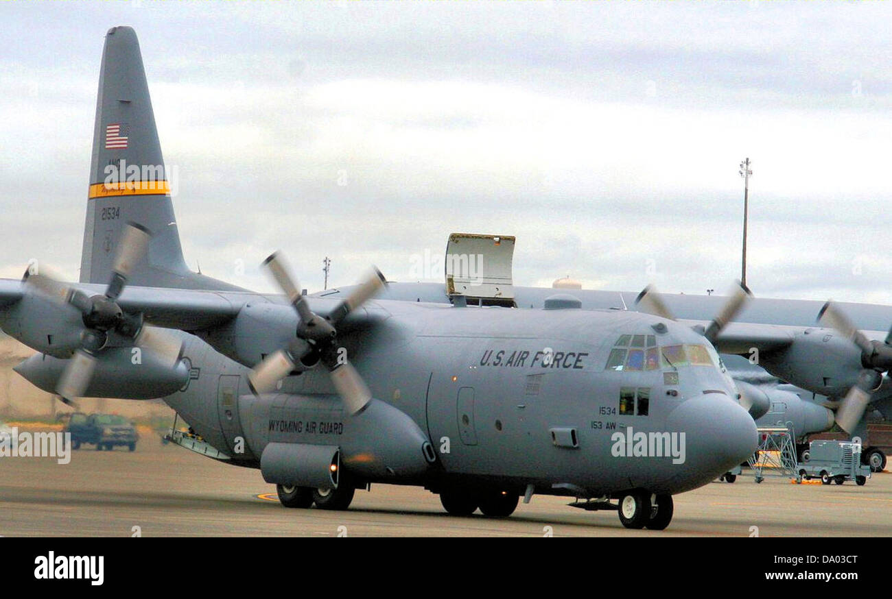 Il 187th Airlift Squadron gestisce il Lockheed C-130H Hercules, un versatile aereo da trasporto militare. Questo modello, numero di coda 92-1534, viene utilizzato per una varietà di missioni, tra cui trasporto truppe, ponte aereo cargo e rifornimento aereo. Foto Stock