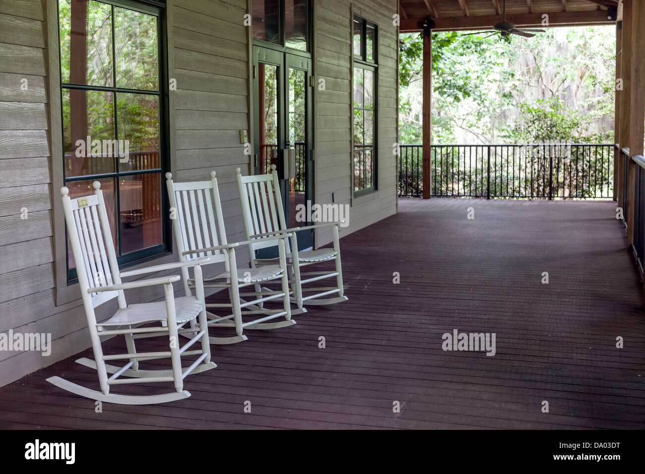 Tre bianchi sedie a dondolo sulla veranda della Kanapaha Giardini centro visitatori vicino a Gainesville, Florida. Foto Stock