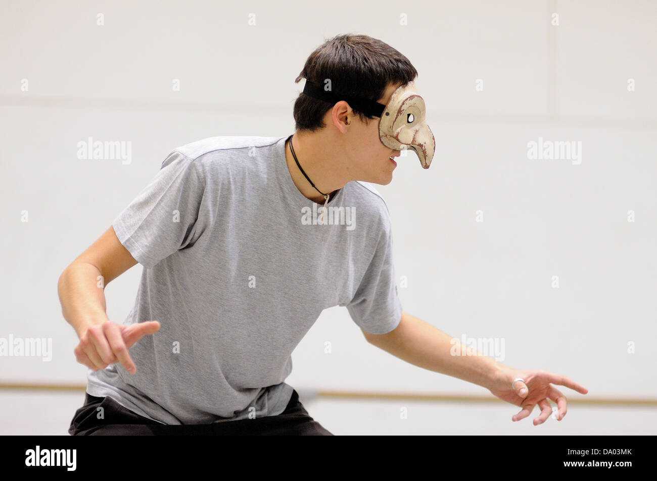 Barcellona - MAR 3: Un attore con una maschera svolge Commedia dell'arte il 3 marzo 2011 a Barcellona, Spagna. Foto Stock