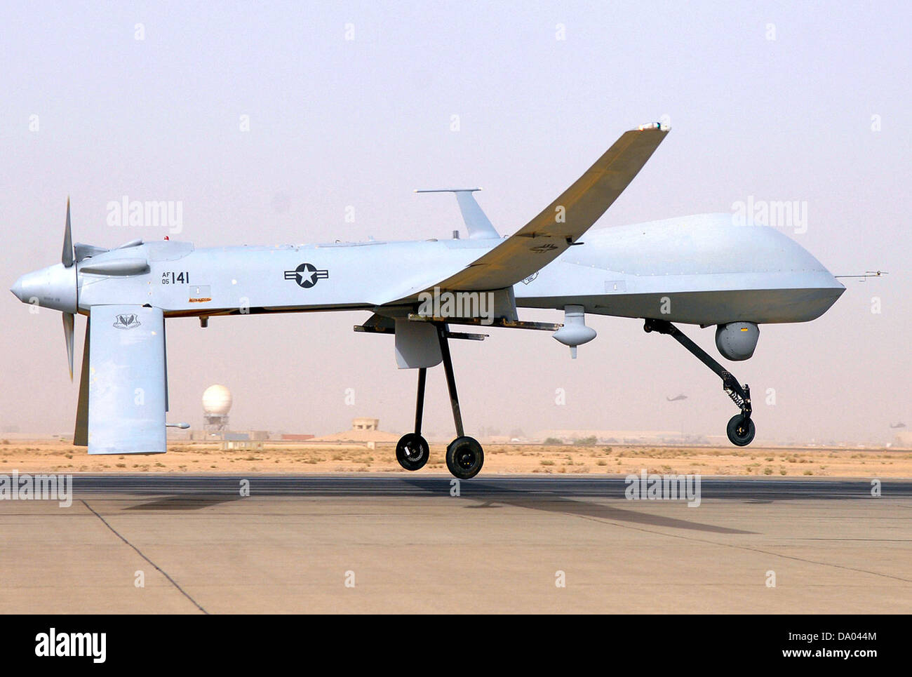 Il mq-1B Predator è un veicolo aereo senza equipaggio (UAV) utilizzato per missioni di ricognizione e attacco. Il mq-1B è dotato di munizioni guidate di precisione e di sistemi avanzati di sorveglianza. Foto Stock