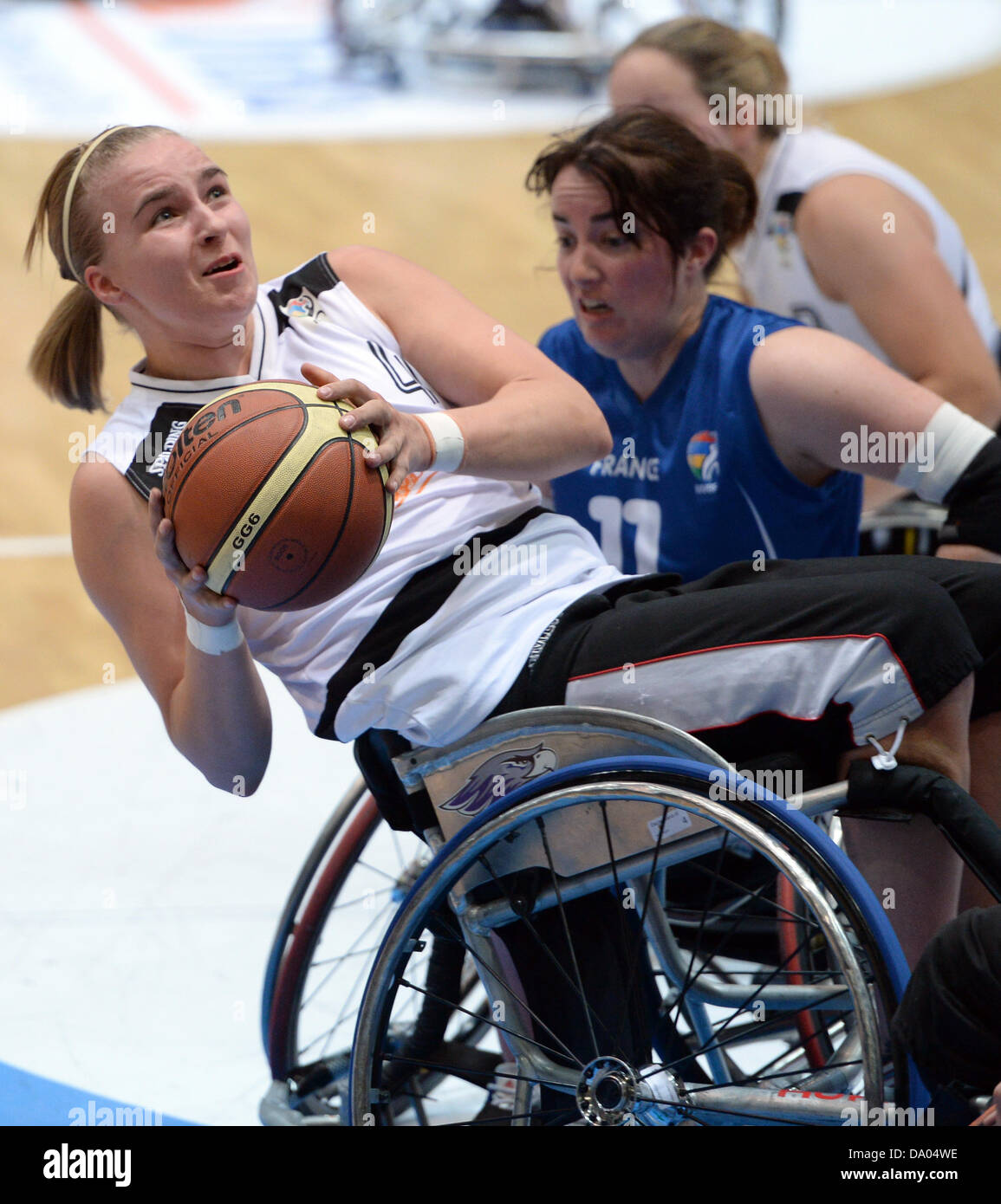 La Germania Mareike Adermann (L) afferra la palla prima della Francia di Emilie Menard durante il 2013 la sedia a rotelle europea del campionato di basket femminile turno preliminare gruppo una corrispondenza tra la Germania e la Francia a Eissporthalle in Francoforte sul Meno, Germania, 29 giugno 2013. Foto: ARNE DEDERT Foto Stock