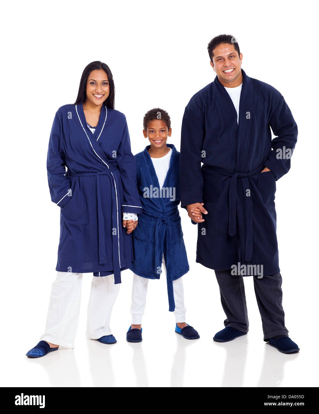 Bella famiglia indiana indossando pigiami isolato su bianco Foto Stock