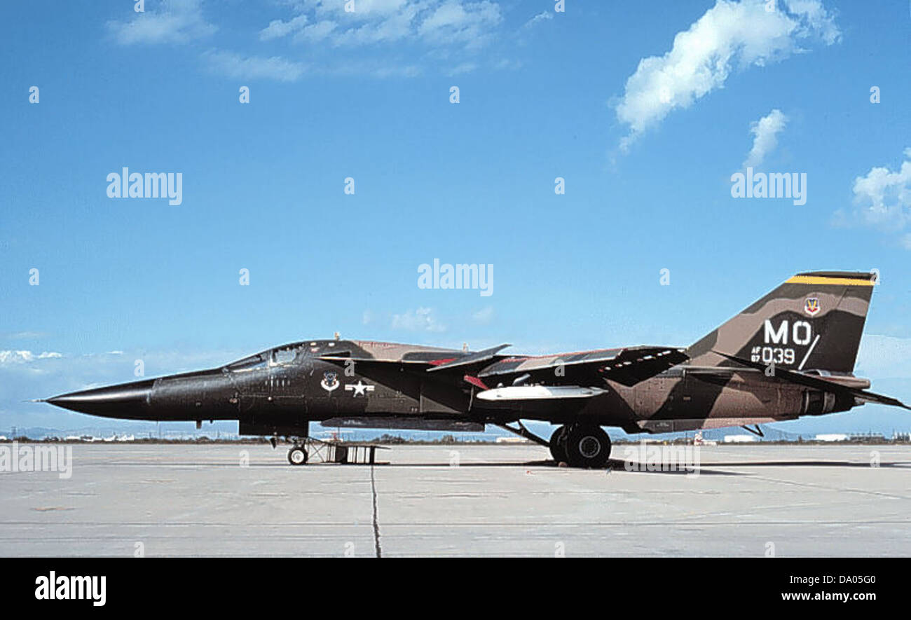L'F-111A, gestito dal 366th Tactical Fighter Wing presso la Mountain Home Air Force base, era un versatile velivolo tattico utilizzato sia per le missioni aria-terra che aria-aria. Era noto per la sua ala a sweep variabile e per la capacità di colpire bersagli a lungo raggio. Foto Stock