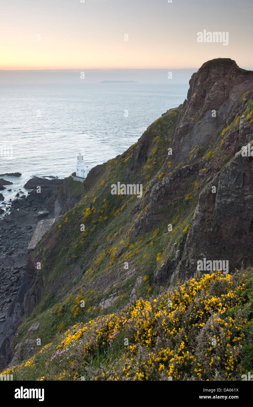 Hartland Point Lighthouse vicine e cliff guardando verso l'isola di Lundy, North Devon, Regno Unito. Foto Stock