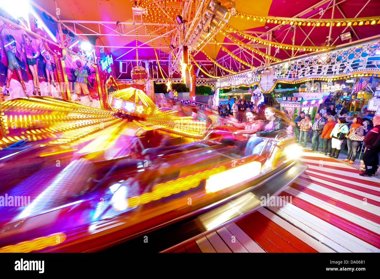 Hannover, Germania. Il 28 giugno, 2013. Visitatori ride la giostra 'Berg und Tal Bahn' alla tiratori del festival di Hannover, Germania, 28 giugno 2013. Il più grande tiratori del festival nel mondo ha luogo dal 28 giugno fino al 7 luglio a Hannover. Foto: NICO POINTNER/dpa/Alamy Live News Foto Stock