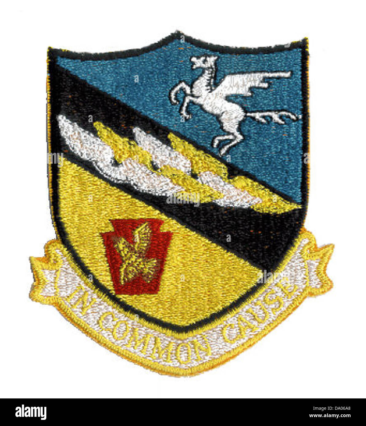L'emblema del 360th Fighter Group (360FG) rappresenta il ruolo dell'unità nel combattimento aereo e nella difesa. Come parte della U.S. Air Force, il 360FG è stato coinvolto in varie missioni di combattimento, sottolineando la sua dedizione alla prontezza operativa e alla superiorità aerea durante le operazioni in tempo di guerra e di pace. Foto Stock