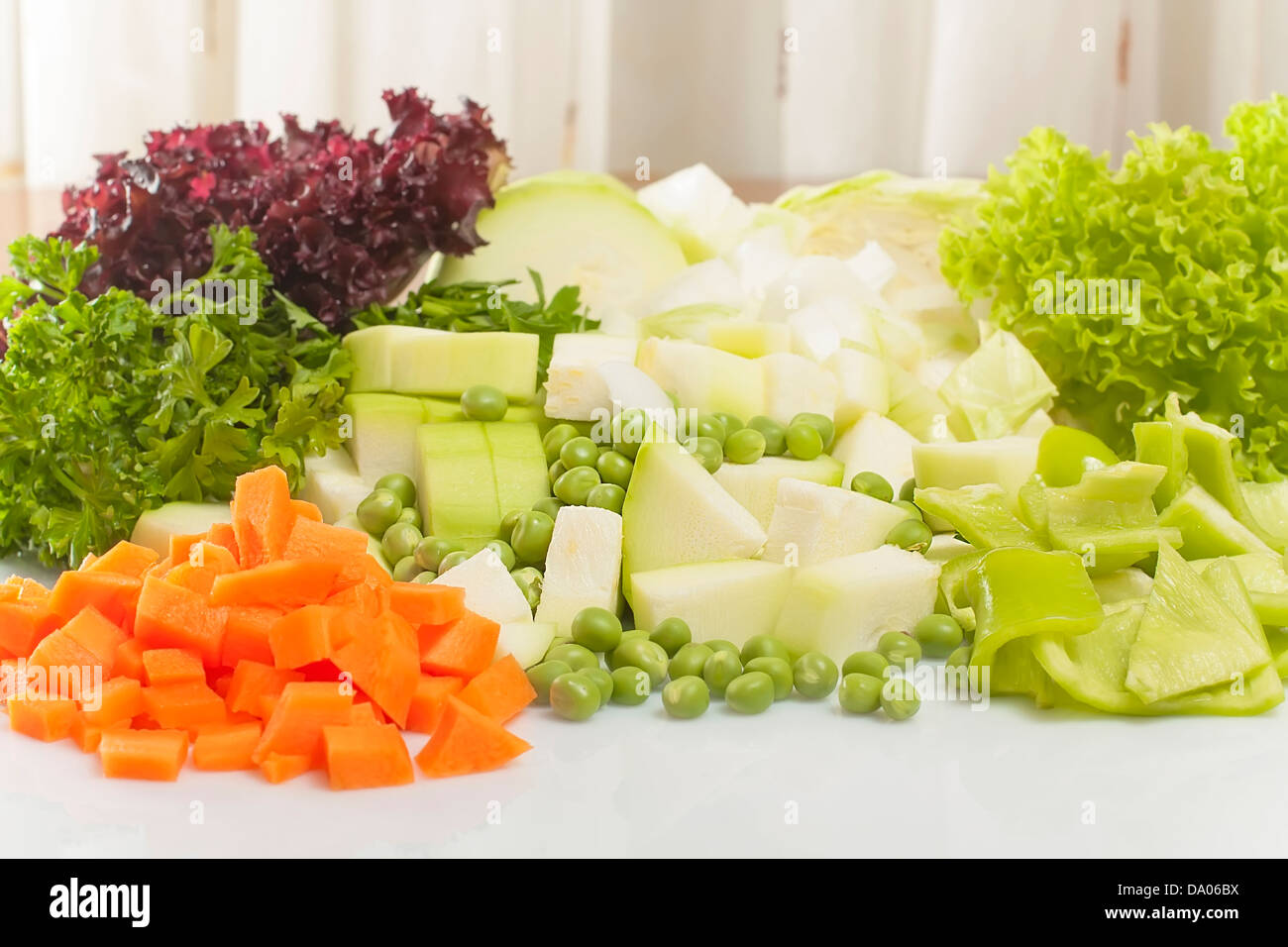 Un trito di verdure per la minestra e foglie di insalata closeup Foto Stock