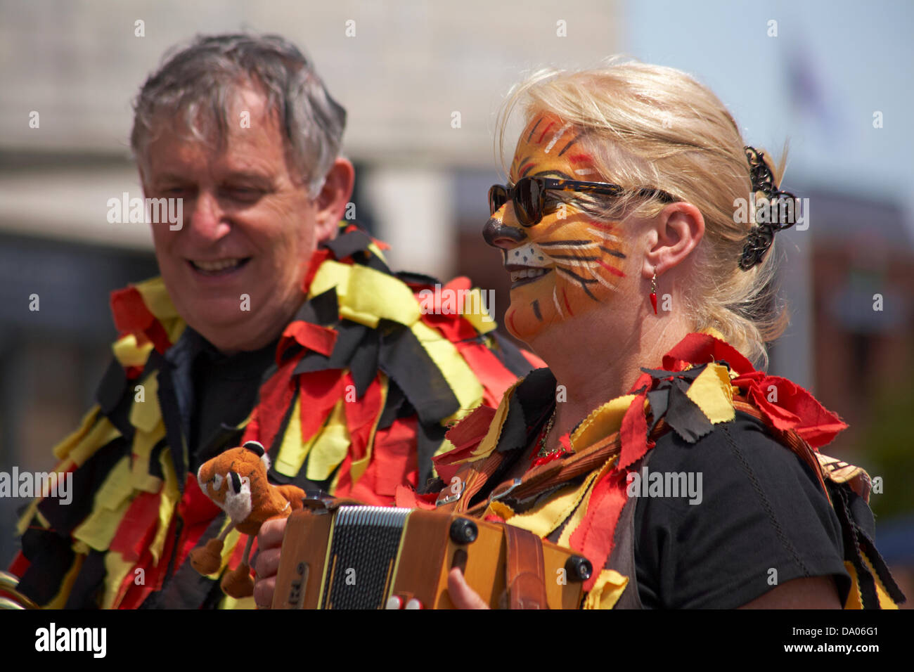 Poole, Dorset, Regno Unito 29 Giugno 2013. Festival della musica folk di Poole, un eccitante nuovo festival organizzato da Poole Turismo e Folk Dorset con diciotto morris lati danze tradizionali danze in inglese da tutto il sud e ovest dell'Inghilterra oltre i due giorni della manifestazione, così come gli eventi musicali. Credito: Carolyn Jenkins/Alamy Live News Foto Stock