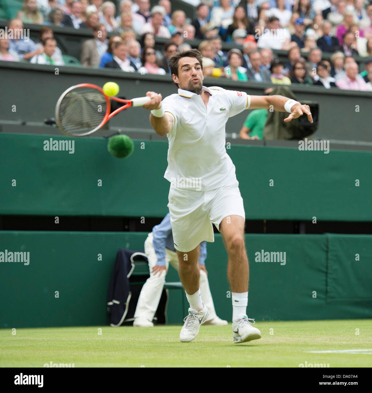 Il torneo di Wimbledon, Londra, Regno Unito. Il 29 giugno 2013. Il torneo di Wimbledon Tennis Championships 2013 tenutosi presso il All England Lawn Tennis e Croquet Club di Londra, Inghilterra, Regno Unito. Novak Djokovic (SRB) [1] v Jeremy Chardy (FRA) [28] (con barba). Gentlemen's Singles - Terzo round Credito: Duncan Grove/Alamy Live News Foto Stock