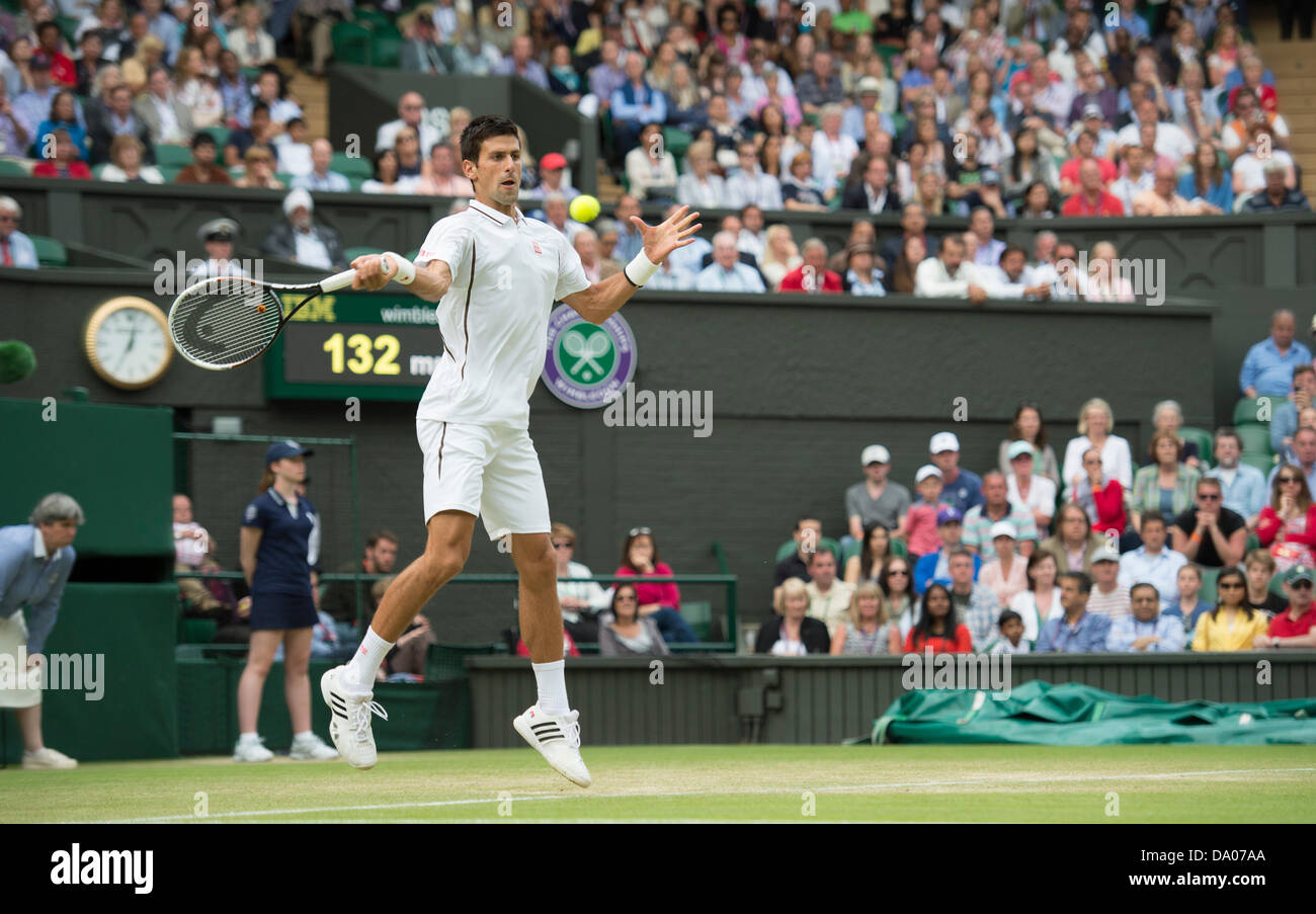 Il torneo di Wimbledon, Londra, Regno Unito. Il 29 giugno 2013. Il torneo di Wimbledon Tennis Championships 2013 tenutosi presso il All England Lawn Tennis e Croquet Club di Londra, Inghilterra, Regno Unito. Novak Djokovic (SRB) [1] v Jeremy Chardy (FRA) [28] (con barba). Gentlemen's Singles - Terzo round Credito: Duncan Grove/Alamy Live News Foto Stock