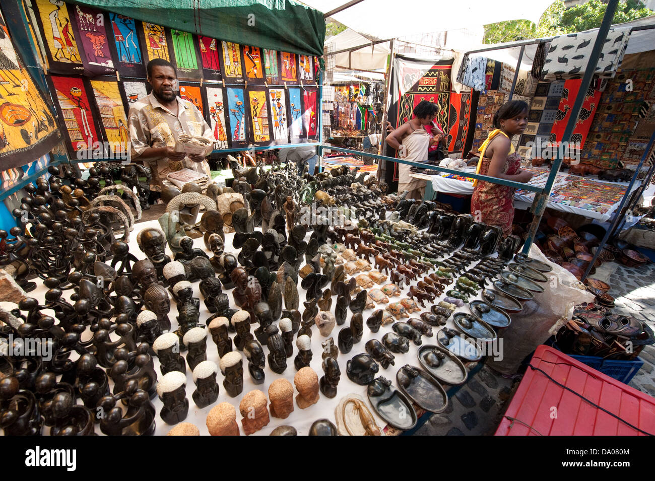 Arte e artigianato in vendita in Piazza Greenmarket, Cape Town, Sud Africa Foto Stock