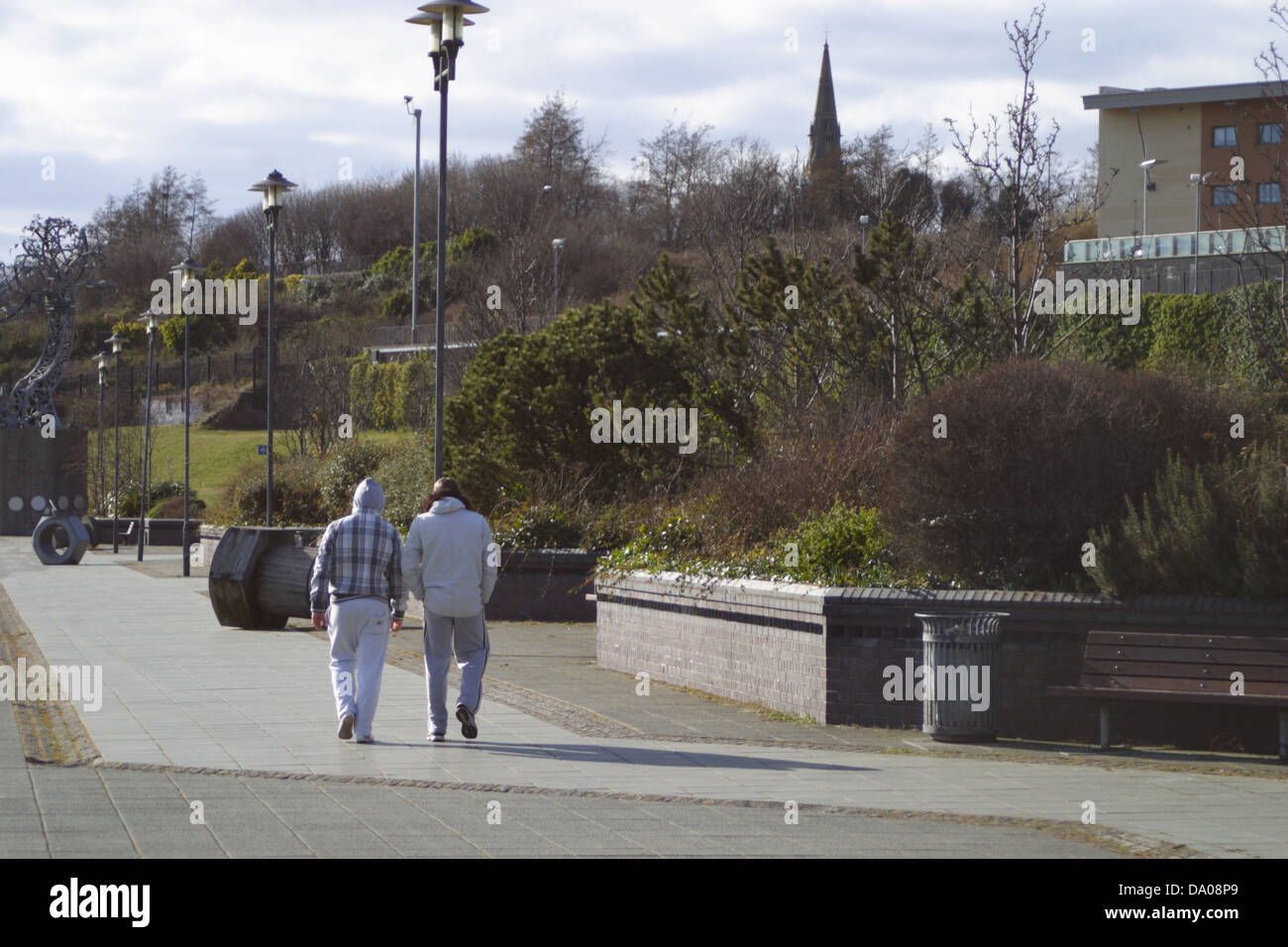 Due uomini a piedi verso il basso dal Riverside, vicino a Sunderland University. Foto Stock