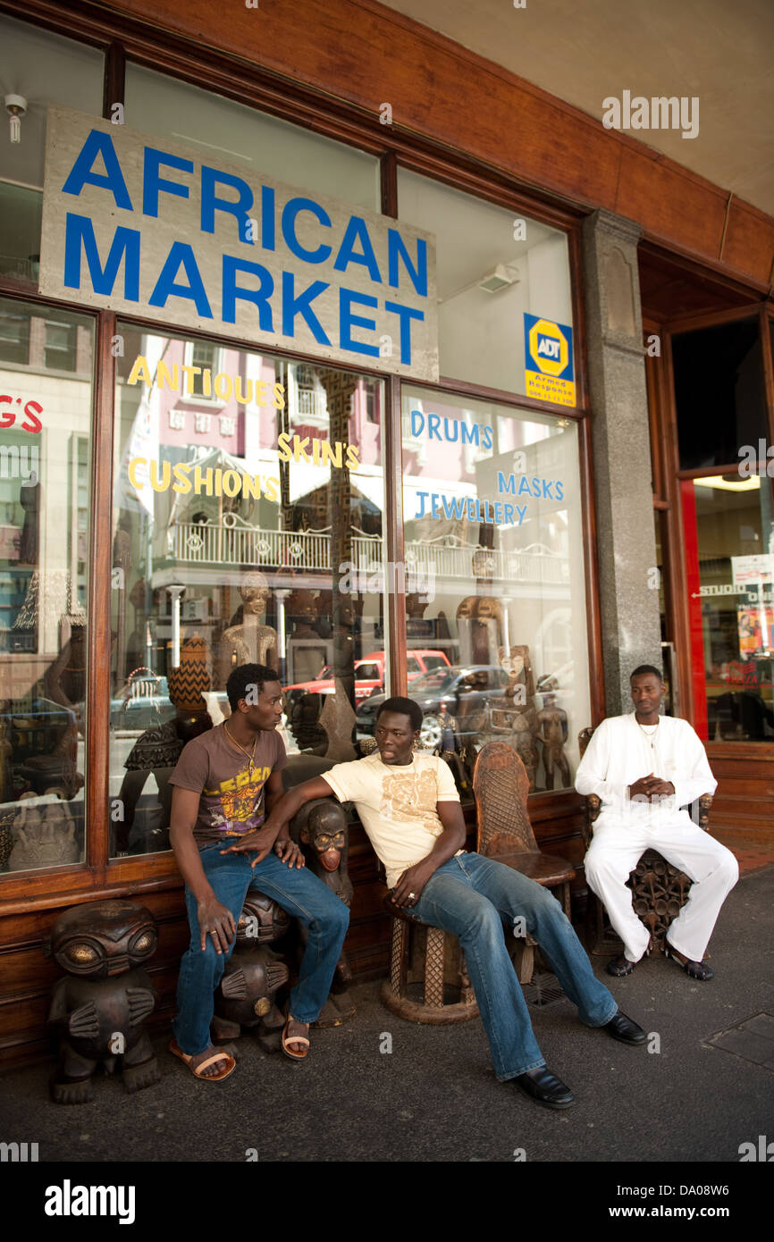 Gli uomini seduti fuori la Pan African Market, Long Street, Città del Capo, Sud Africa Foto Stock